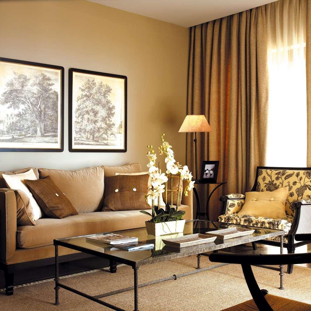 פינסטראט Asia Gardens Hotel & Thai Spa, A Royal Hideaway Hotel חדר תמונה A living room