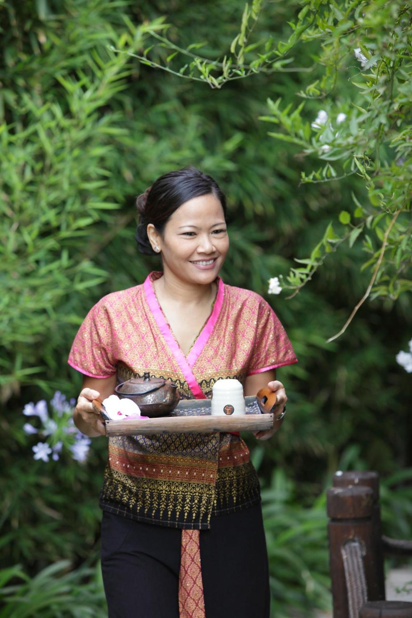 פינסטראט Asia Gardens Hotel & Thai Spa, A Royal Hideaway Hotel מראה חיצוני תמונה Thai woman serving tea