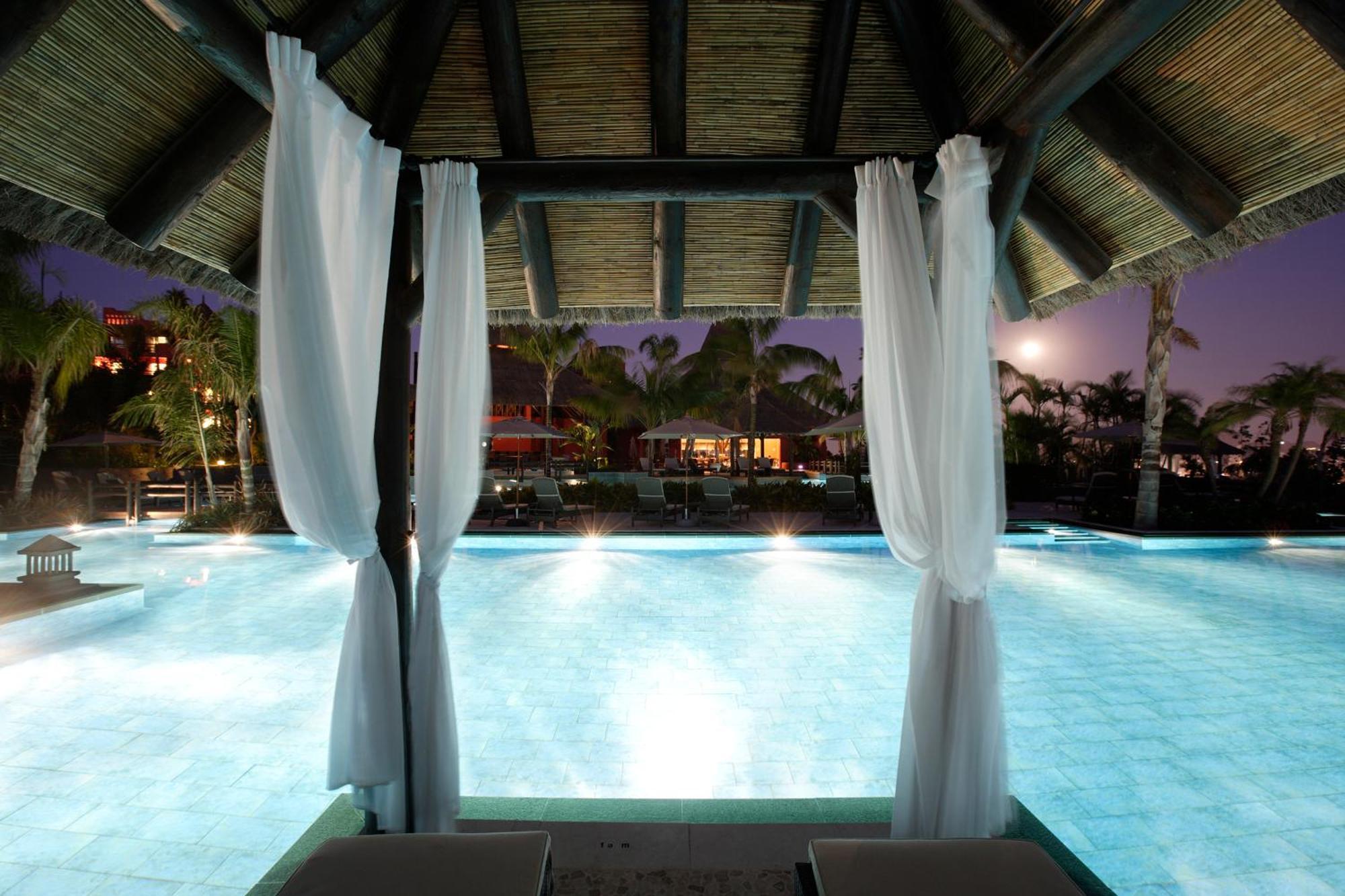 פינסטראט Asia Gardens Hotel & Thai Spa, A Royal Hideaway Hotel מתקנים תמונה The pool at the Hard Rock Hotel