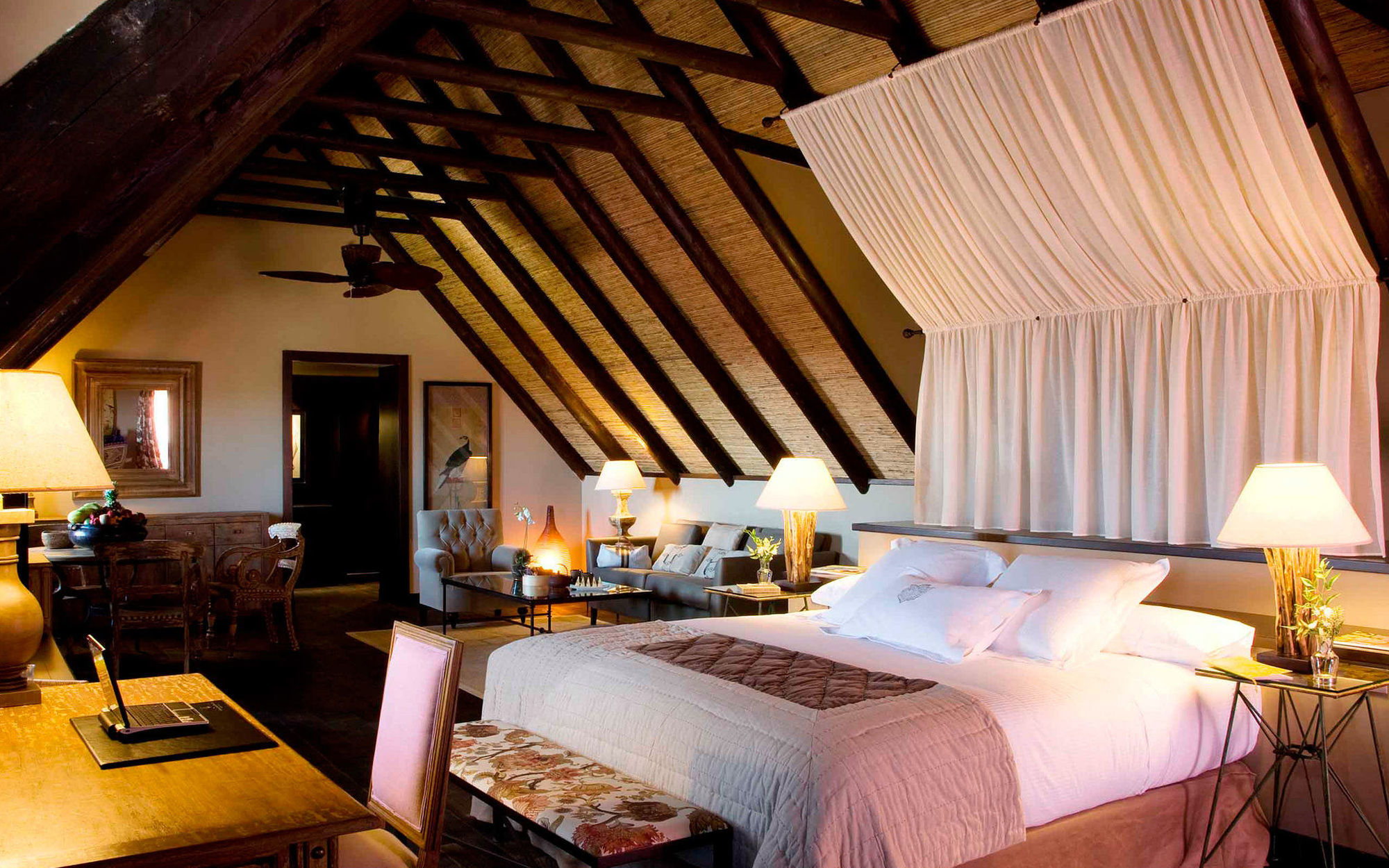 פינסטראט Asia Gardens Hotel & Thai Spa, A Royal Hideaway Hotel חדר תמונה Suite at the Hotel Hacienda Uxmal