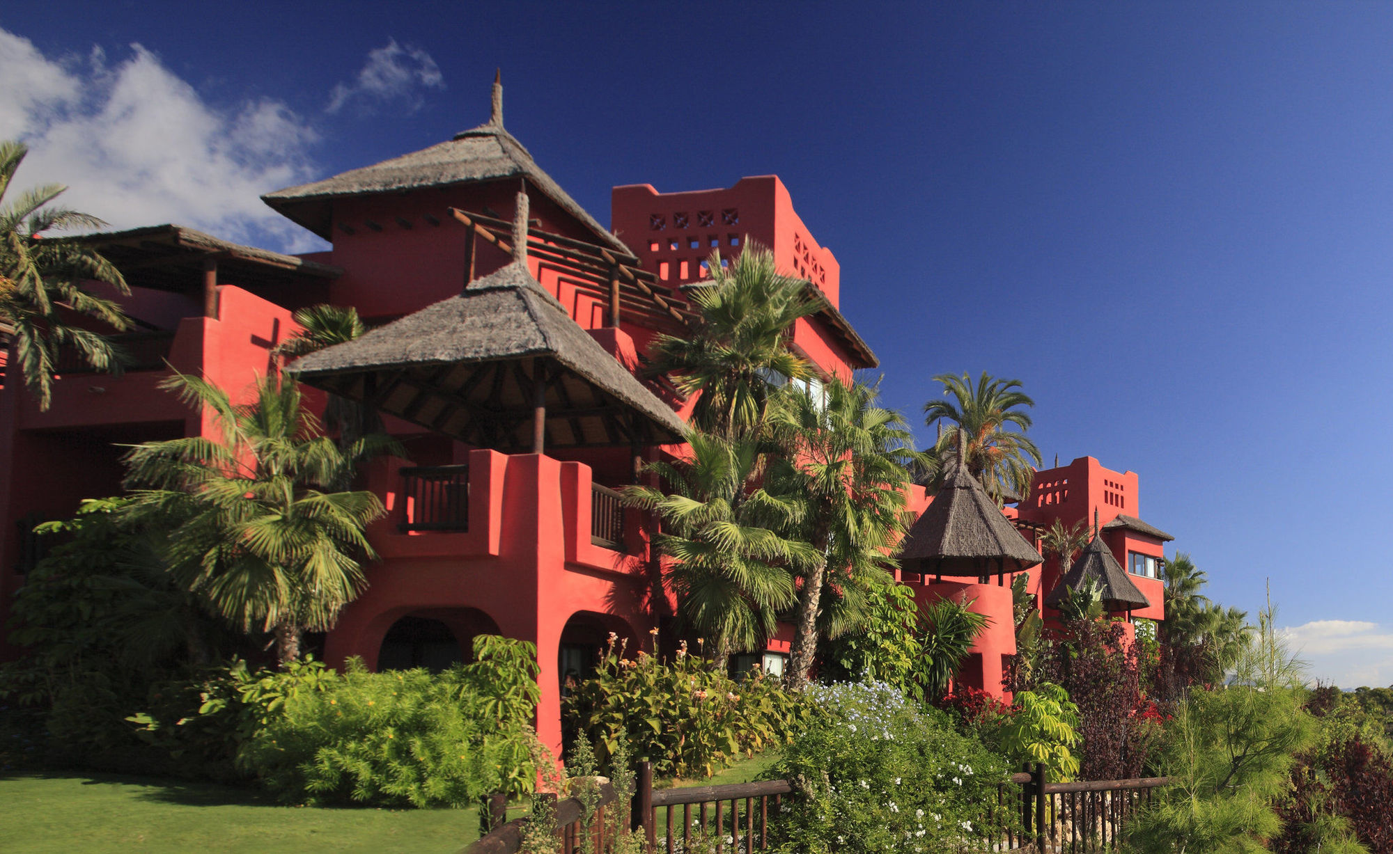פינסטראט Asia Gardens Hotel & Thai Spa, A Royal Hideaway Hotel מראה חיצוני תמונה The Royal Mirage Hotel