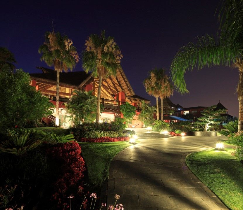 פינסטראט Asia Gardens Hotel & Thai Spa, A Royal Hideaway Hotel מראה חיצוני תמונה The resort at night